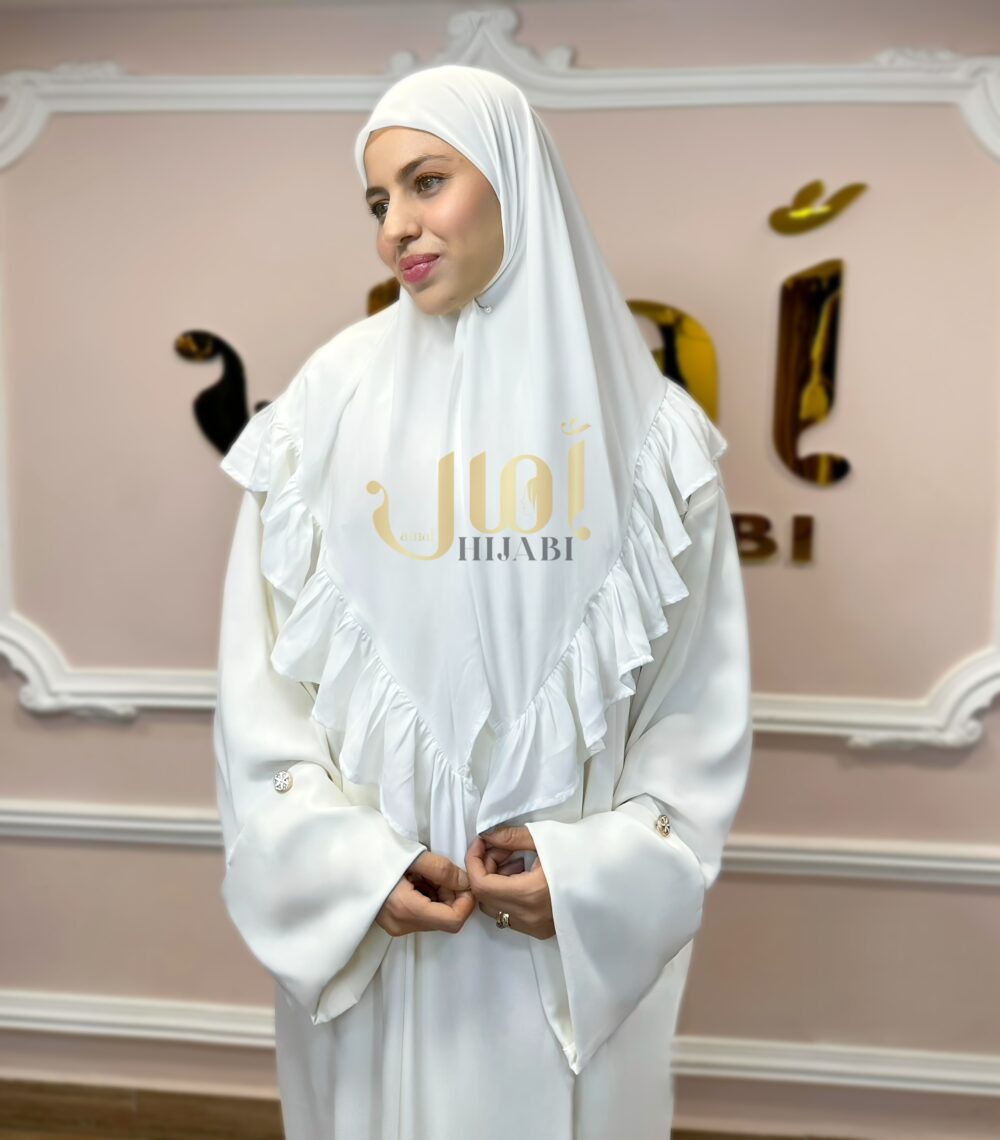 صُمم هذا الرداء ليناسب كلاً من مناسبات الحج والعمل، وهو تحفة فنية تجمع بين الأناقة والعملية.