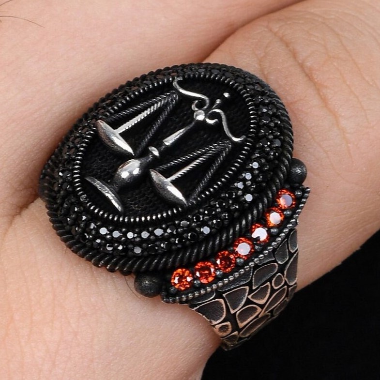 اكتشف هذا الخاتم الرائع المصنوع من الفضة عيار 925 والمستوحى من برج الميزان. مثالي للتعبير عن شخصيتك!